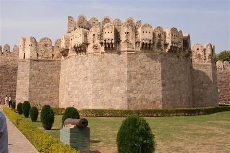  Golconda Fort: Majesteettinen historiallinen linnake Hyderabadin sydämessä!