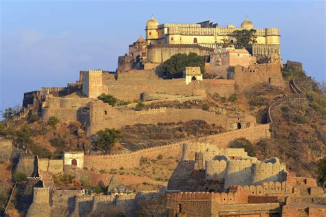 Rajasthan Fort: Kiipeä Historialliseen Linnakeen Huippuun ja Ihaile Upeaa Maisemaa!